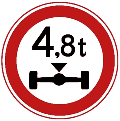 Rond bord met rode rand en de tekst 4,8 t boven een as met twee wielen