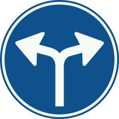 Rond blauw bord met een witte pijl die zich splitst naar links en naar rechts